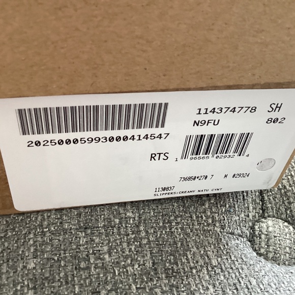 UGG® Maxi Curly Genuine Shearling Scuffetta Slipper (Women) 7M - Picture 10 of 13